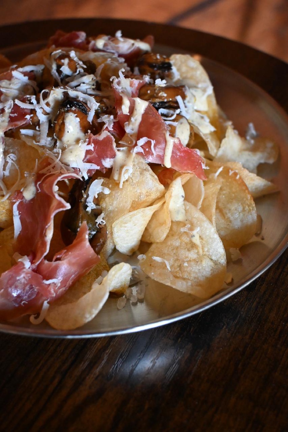 Chips con mejillones, jamón y queso