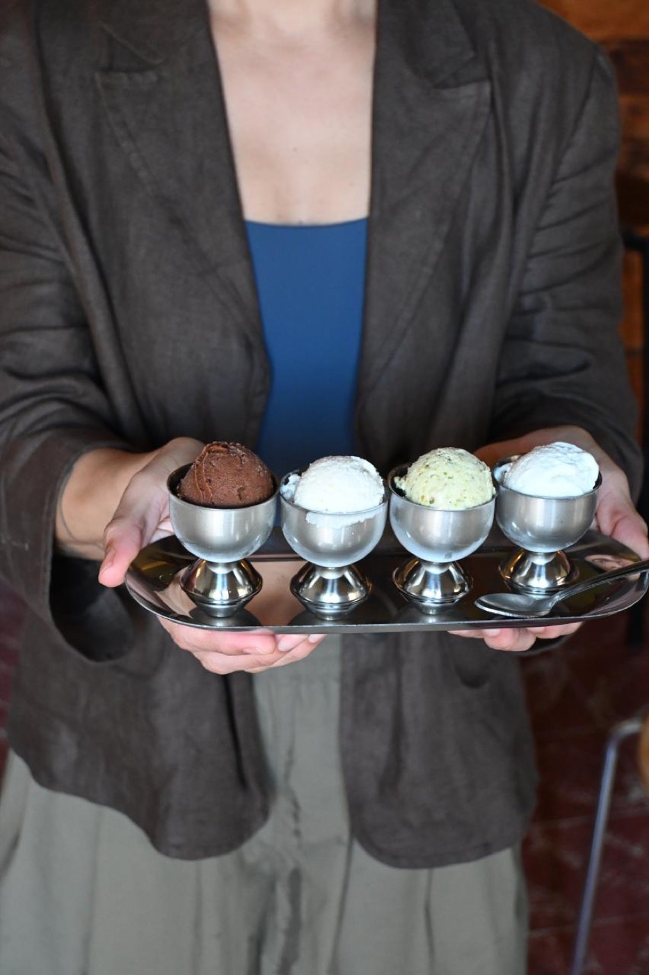 Bandeja con cuatro copas de helado de distintos sabores
